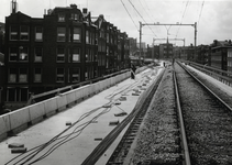 168622 Gezicht op het spoorviaduct van de vroegere Z.H.E.S.M.-spoorlijn door Rotterdam, ter hoogte van het viaduct over ...